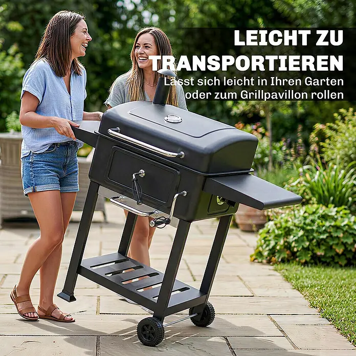 Outsunny Holzkohlegrill - Schwarz - Schwarzer Grill mit Rollen, der von zwei Frauen einfach im Garten gerollt wird.