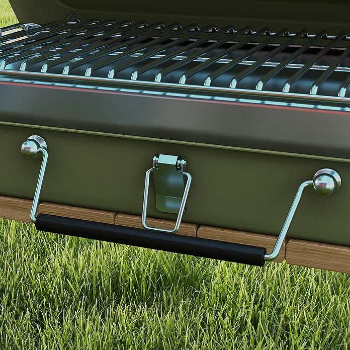 Outsunny Holzkohlegrill - Durchmesser Grillfläche: 32 cm, Grün - Grüner tragbarer Grill mit Chromrost und Griffen, auf sattem Gras stehend.