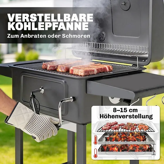 Outsunny Holzkohlegrill - Schwarz - Dunkelgrauer Holzkohlegrill mit verstellbarer Kohlepfanne (8-15 cm Höhe), auf dem Fleisch grillt. Eine Hand im Grillhandschuh bedient die Höhenverstellung.