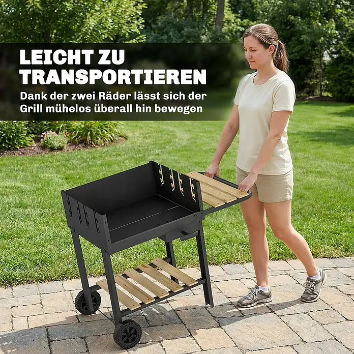 Outsunny Holzkohlegrill - Schwarz - Frau schiebt schwarzen Grill mit Holzablagen und Rädern auf einer Terrasse. Dank der Räder ist er leicht zu transportieren.