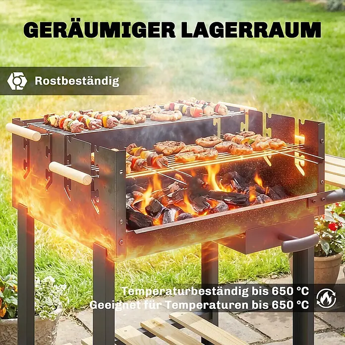 Outsunny Holzkohlegrill - Schwarz - Ein dunkler Holzkohlegrill aus Metall mit Holzgriffen, der im Garten Fleisch und Spieße grillt.