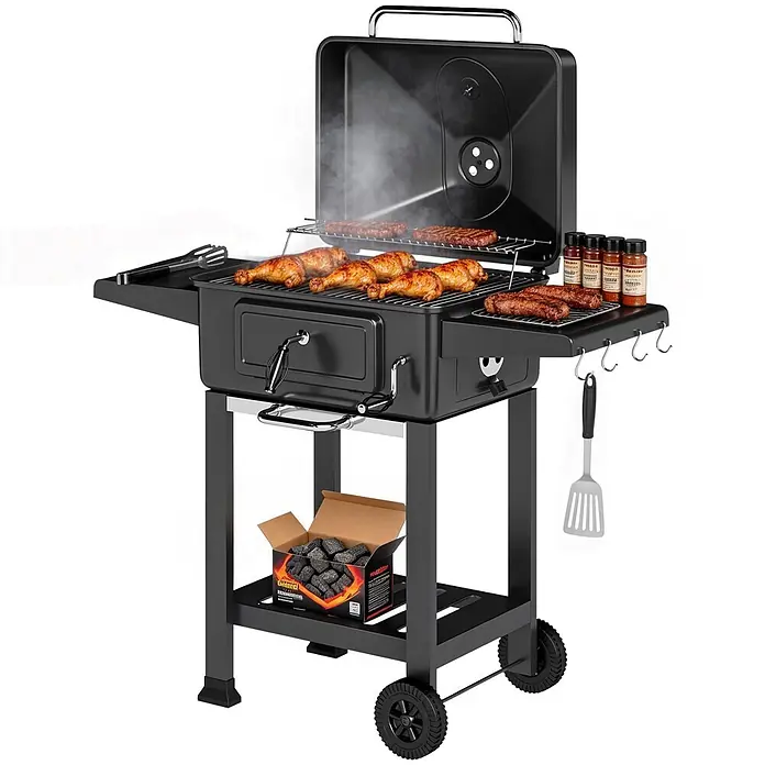 Outsunny Holzkohlegrill - Durchmesser Grillfläche: 43 cm, Schwarz - Schwarzer Holzkohlegrill mit Klappdeckel, Seitenablagen, Rollen und darauf garendem Hähnchen und Würstchen.
