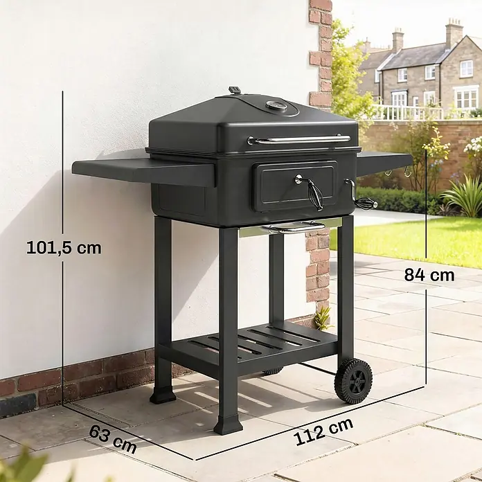 Outsunny Holzkohlegrill - Durchmesser Grillfläche: 43 cm, Schwarz - Schwarzer Holzkohlegrill mit Seitenablagen und Rollen, Maße: H 101,5 cm, B 112 cm, T 63 cm. Auf einer Terrasse.