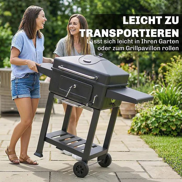 Outsunny Holzkohlegrill - Durchmesser Grillfläche: 43 cm, Schwarz - Zwei Frauen rollen einen schwarzen Rollgrill auf einer Terrasse. Der Grill hat eine Ablage mit Haken.