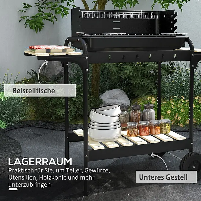 Outsunny Holzkohlegrill - Durchmesser Grillfläche: 58 cm, Schwarz - Schwarzer Grillwagen mit Beistelltischen und unterem Stauraum für Kochutensilien in einem Garten.