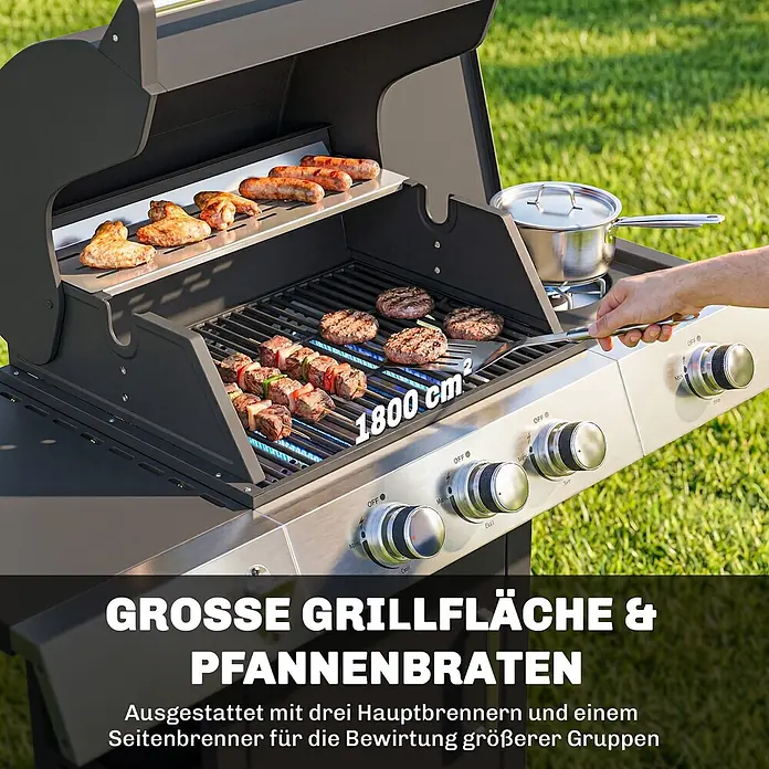 Outsunny Gasgrill - Anzahl Brenner: 3 Stk. - Dunkelgrauer Gasgrill mit Edelstahlteilen, auf dem Burger, Spieße, Hähnchenflügel und Würstchen braten. Ein Topf kocht auf dem Seitenbrenner.