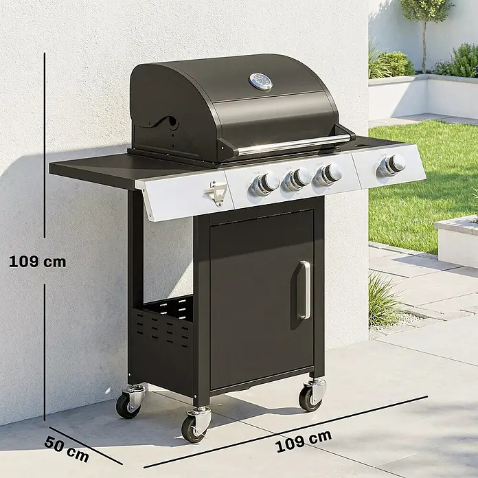Outsunny Gasgrill - Anzahl Brenner: 3 Stk. - Schwarzer Gasgrill mit Edelstahlakzenten, Seitenablage und Schrank, auf Rollen auf einer Terrasse. Maße: H 109 cm, B 109 cm, T 50 cm.