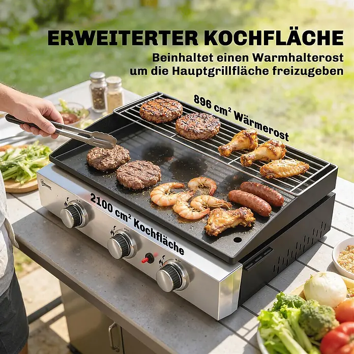 Outsunny Gasgrill - Anzahl Brenner: 3 Stk. - Silberner und schwarzer Gasgrill, der verschiedene Speisen auf einer Terrasse zubereitet, mit Hauptkochfläche und erhöhtem Warmhalterost.