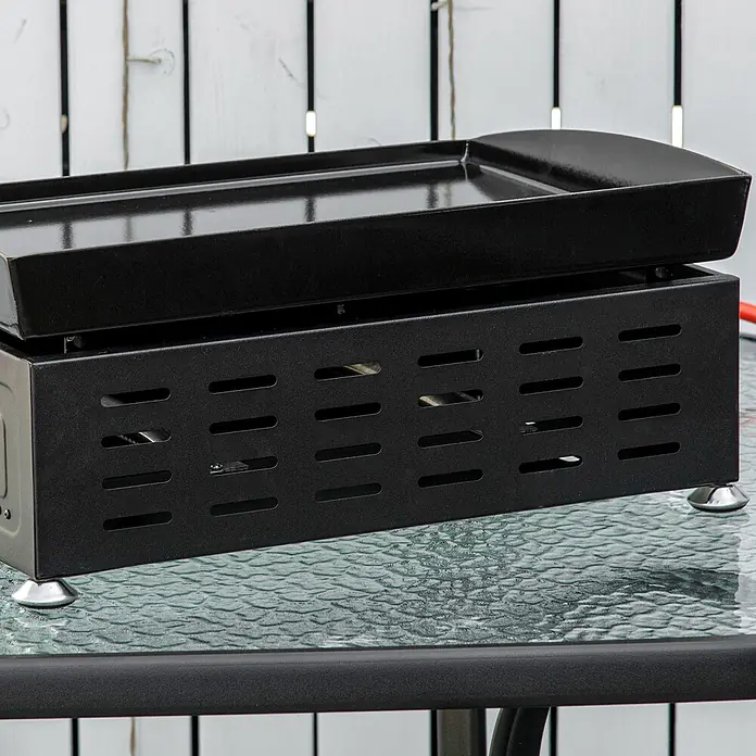 Outsunny Gasgrill - Anzahl Brenner: 2 Stk. - Ein schwarzer Metall-Tischgrill mit flacher Kochfläche und geschlitzten Seiten, auf einem strukturierten Glastisch.