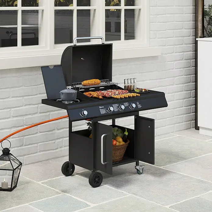 Outsunny Gasgrill - Anzahl Brenner: 3 Stk. - Schwarzer Gasgrill auf einer Terrasse, auf dem Mais, Spieße und Hähnchen garen, mit einem Topf und Gemüse im Stauraum.