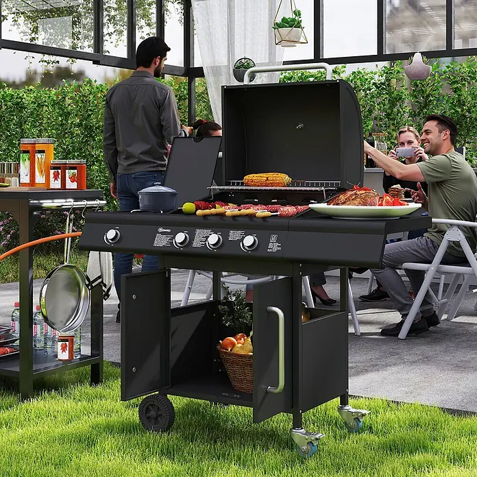 Outsunny Gasgrill - Anzahl Brenner: 3 Stk. - Schwarzer Metall-Gasgrill mit Rädern, aktiv zum Grillen von Speisen im Freien unter Menschen genutzt.