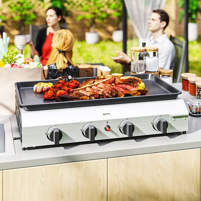 Outsunny Gasgrill - Anzahl Brenner: 4 Stk. - Silberne Gasgrillplatte kocht Steak und Gemüse im Freien, Personen im Hintergrund.