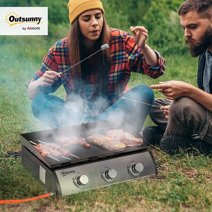 Outsunny Gasgrill - Anzahl Brenner: 3 Stk. - Tragbarer Outsunny Gasgrill kocht Fleisch im Freien, von zwei Personen beim Camping genutzt.