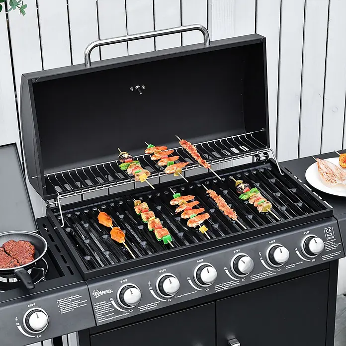 Outsunny Gasgrill - Anzahl Brenner: 1 Stk. - Schwarzer Gasgrill mit mehreren Brennern, Spießen auf dem Rost und Fleisch in einer Pfanne auf dem Seitenbrenner, im Freien verwendet.