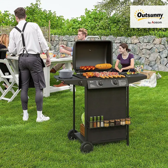 Outsunny Gasgrill - 7 kW, Anzahl Brenner: 2 Stk. - Schwarzer Gasgrill in Gebrauch, mit Spießen, Hähnchen und Mais kochend, umgeben von Menschen bei einem Garten-Grillfest.