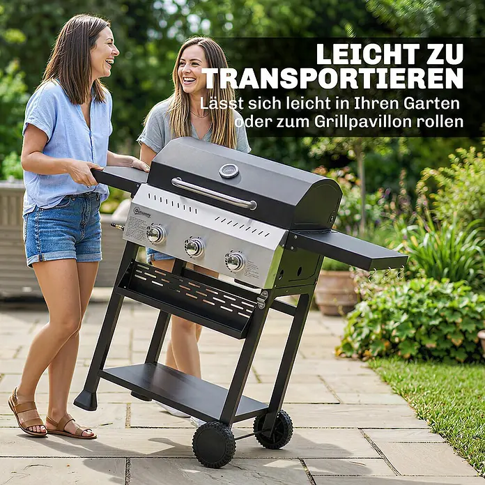 Outsunny Gasgrill - 9 kW, Anzahl Brenner: 3 Stk. - Zwei Frauen bewegen einen schwarzen und silbernen Gasgrill mit Rädern auf einer Terrasse im Garten. Der Grill ist leicht zu transportieren.