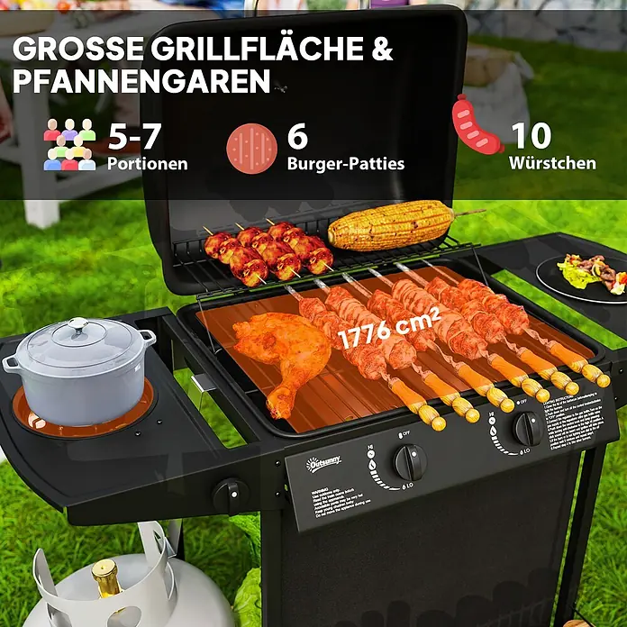 Outsunny Gasgrill - 7 kW, Anzahl Brenner: 2 Stk. - Ein schwarzer Gasgrill im Freien, der Burger, Würstchen, Spieße und Hähnchen zubereitet, mit einem Topf auf dem Seitenbrenner.