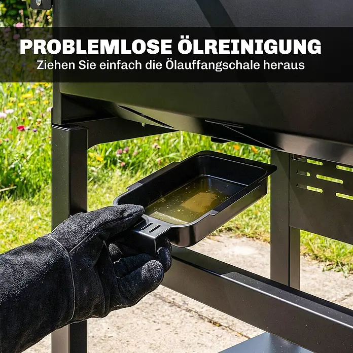 Outsunny Gasgrill - 9 kW, Anzahl Brenner: 3 Stk. - Eine behandschuhte Hand zieht eine schwarze Ölaufwangschale mit Flüssigkeit aus einem schwarzen Grill zur einfachen Reinigung.