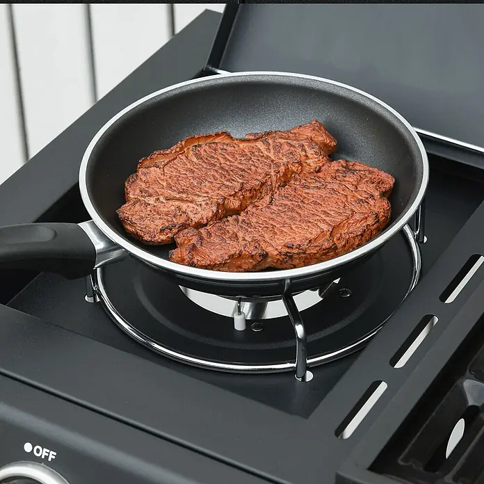 Outsunny Gasgrill - Anzahl Brenner: 1 Stk. - Zwei gebratene Steaks in einer schwarzen Bratpfanne auf einem Gasherd.