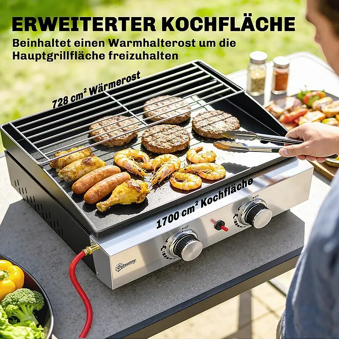 Outsunny Gasgrill - 5 kW, Anzahl Brenner: 2 Stk. - Gaskochplatte mit Warmhalterost, auf der eine Person draußen verschiedene Speisen grillt.
