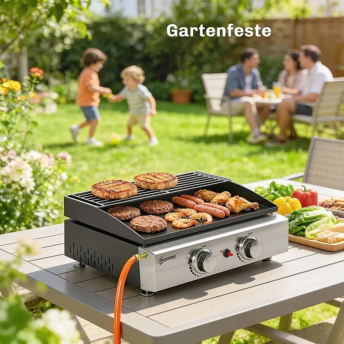 Outsunny Gasgrill - 5 kW, Anzahl Brenner: 2 Stk. - Edelstahl- und schwarzer Outsunny Gasgrill auf einem Gartentisch, auf dem Burger, Würstchen und Garnelen bei einer Gartenparty gegrillt werden.
