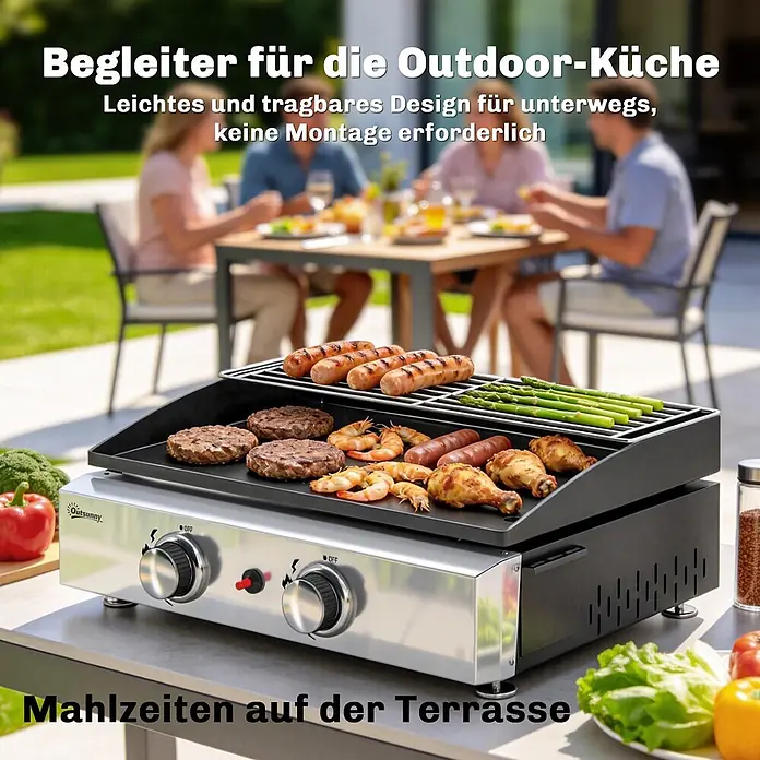 Outsunny Gasgrill - 5 kW, Anzahl Brenner: 2 Stk. - Ein silber-schwarzer tragbarer Gasgrill mit Grillplatte und Rosten, auf dem Würstchen, Burger, Garnelen und Spargel brutzeln, steht auf einem Terrassentisch.
