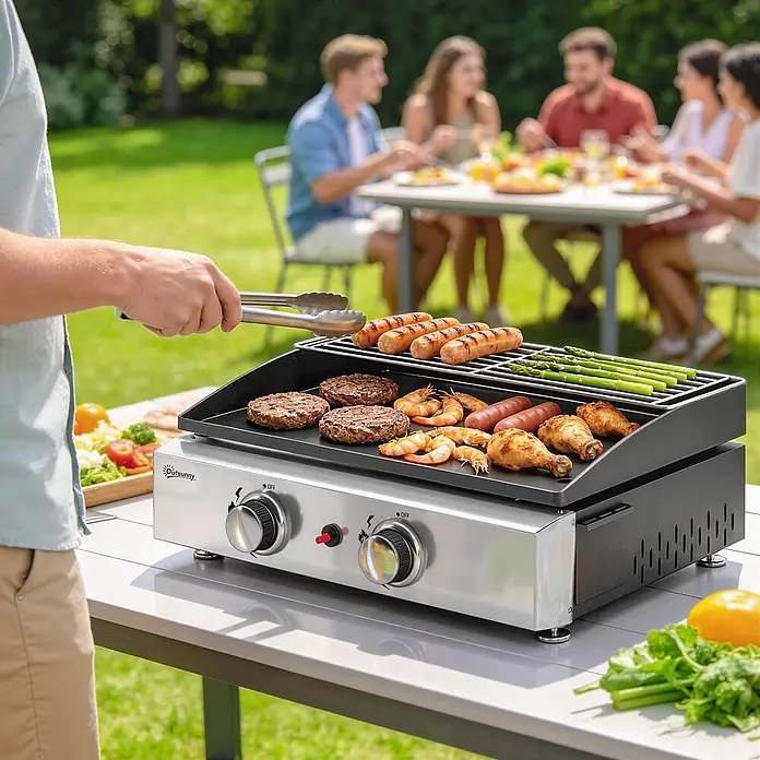 Outsunny Gasgrill - 5 kW, Anzahl Brenner: 2 Stk. - Eine Person bereitet Burger, Würstchen, Garnelen, Hähnchen und Spargel auf einem Edelstahl- und schwarzen Gasgrill zu.