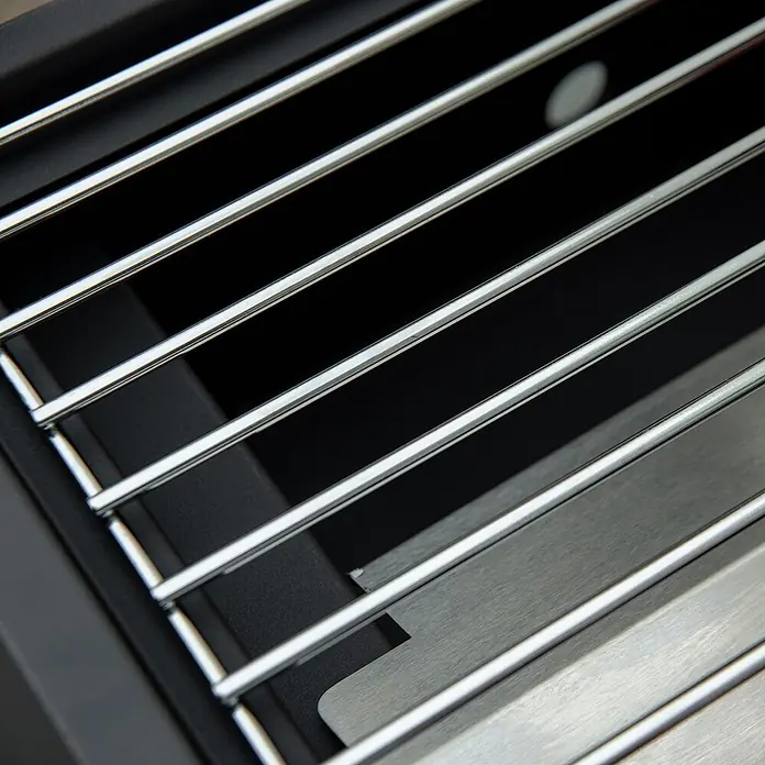 Outsunny Gasgrill - Anzahl Brenner: 2 Stk. - Nahaufnahme eines Edelstahl-Grillrosts mit parallelen Stäben, dunklem Innenraum und gebürsteter Metallplatte.