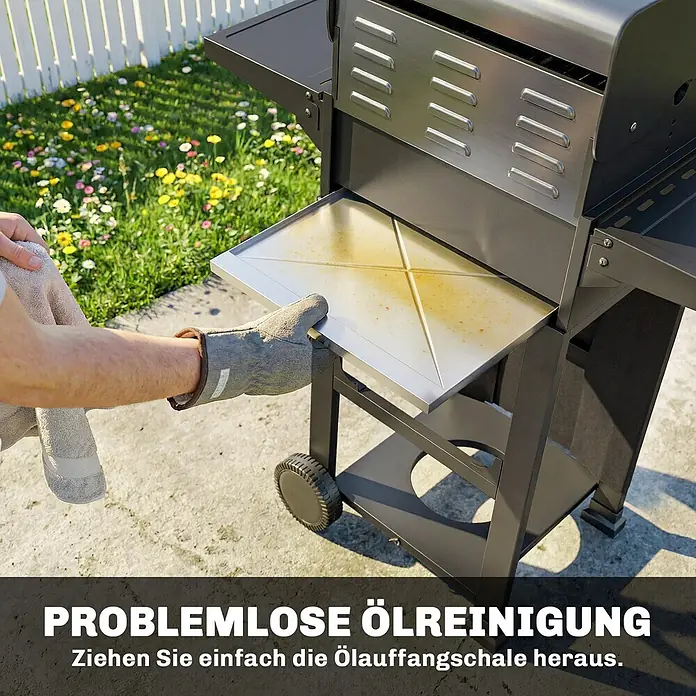 Outsunny Gasgrill - Anzahl Brenner: 2 Stk. - Eine Person mit Schutzhandschuh zieht eine schmutzige Metall-Fettauffangschale aus einem dunkelgrauen Grill, was die leichte Reinigung zeigt.
