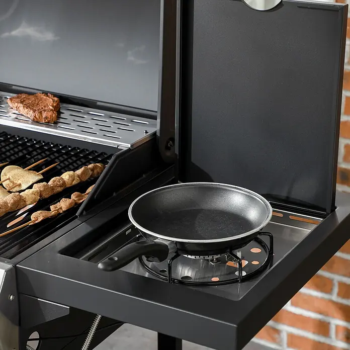 Outsunny Gasgrill - 3 kW, Anzahl Brenner: 3 Stk. - Schwarzer Gasgrill mit Seitenbrenner, auf dem Spieße, Steak und eine Pfanne zubereitet werden.