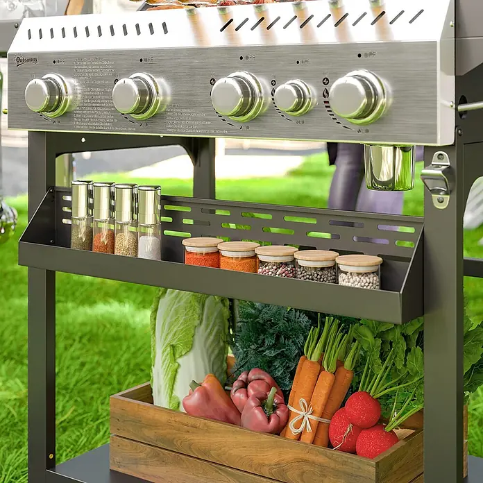 Outsunny Gasgrill - Anzahl Brenner: 4 Stk. - Edelstahl-Gasgrill mit schwarzem Rahmen, Chrom-Bedienknöpfen, einem Seitenregal für Gewürze und einem Flaschenöffner, im Freien aufgestellt.