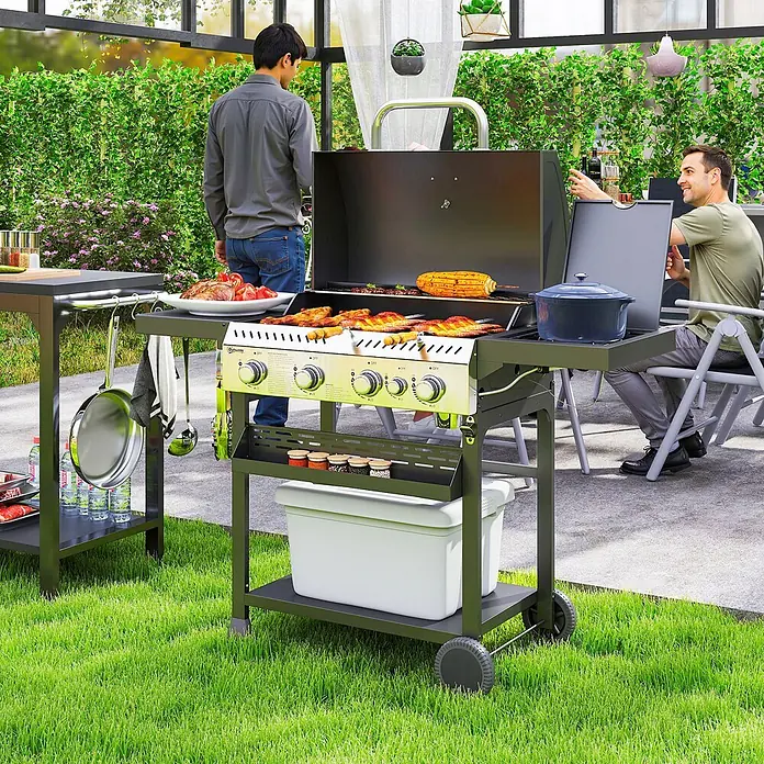 Outsunny Gasgrill - Anzahl Brenner: 4 Stk. - Schwarzer Gasgrill mit Seitenbrenner und Ablage, in Gebrauch zum Grillen von Fleisch und Mais im Freien.