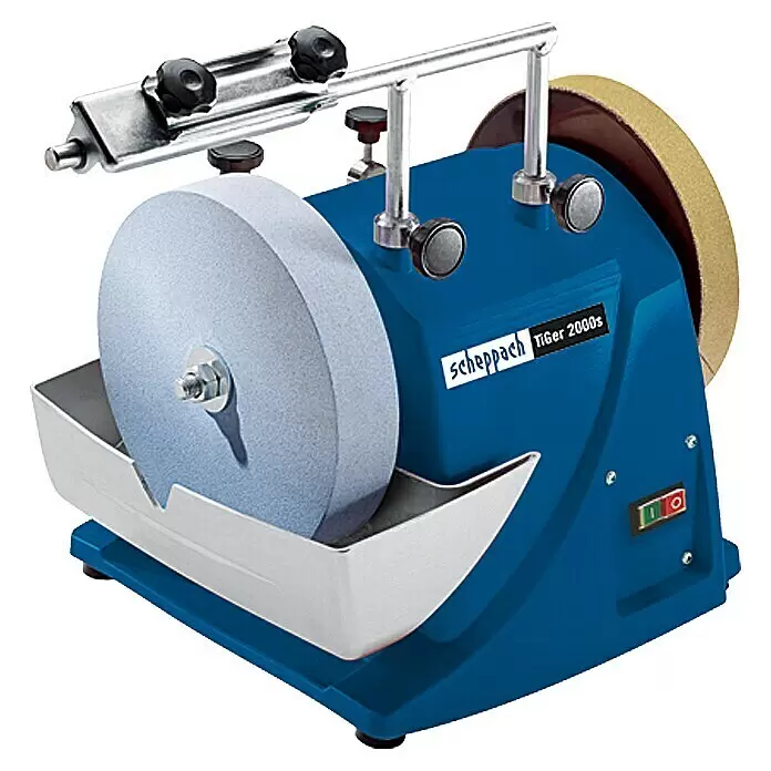 Scheppach Afiladora al agua TiGer 2000 S - 120 W - Máquina de afilar húmeda Scheppach Tiger 2000s azul con muela de esmeril gris claro, muela de pulir marrón y plantilla metálica.