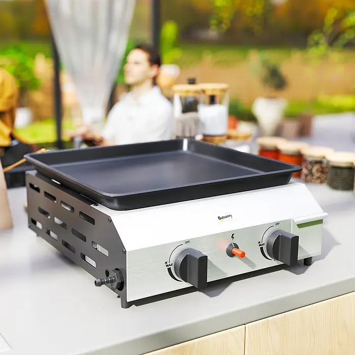 Outsunny Gasgrill - Anzahl Brenner: 2 Stk. - Silber-schwarze Gasgrillplatte mit zwei Drehknöpfen und Zündknopf auf einer Arbeitsplatte.