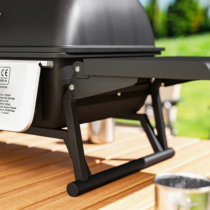 Outsunny Gasgrill - Anzahl Brenner: 2 Stk. - Schwarzer tragbarer Gasgrill mit Klappbeinen auf einem hölzernen Gartentisch.