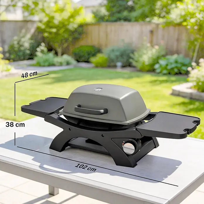 Outsunny Gasgrill - Anzahl Brenner: 1 Stk. - Grauer und schwarzer tragbarer Grill auf einem Gartentisch. Maße: 102 cm breit, 48 cm tief, 38 cm hoch.