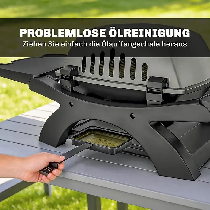 Outsunny Gasgrill - Anzahl Brenner: 1 Stk. - Eine Hand zieht eine schwarze, mit Öl gefüllte Fettauffangschale aus einem schwarzen Grill auf einem grauen Tisch.