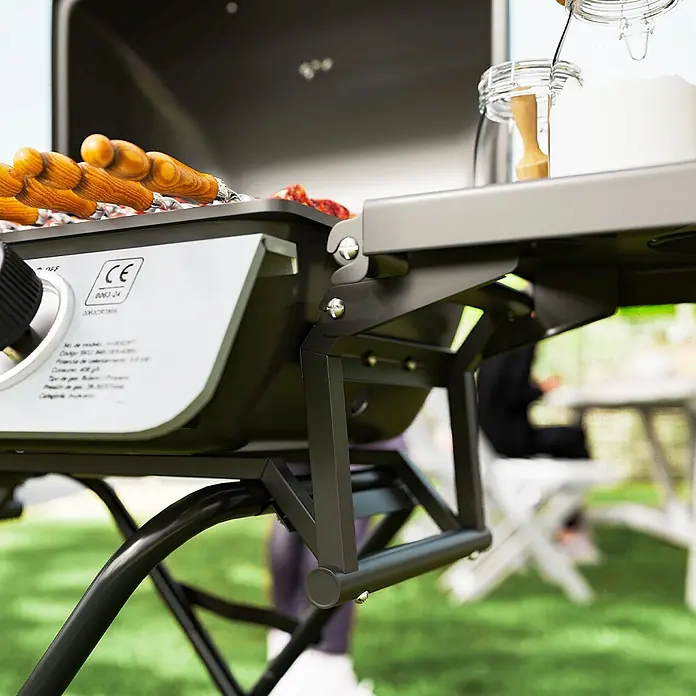 Outsunny Gasgrill - Anzahl Brenner: 2 Stk. - Dunkler tragbarer Grill mit Spießen mit Holzgriffen und einem Beistelltisch mit Glasgefäß und Zucker.