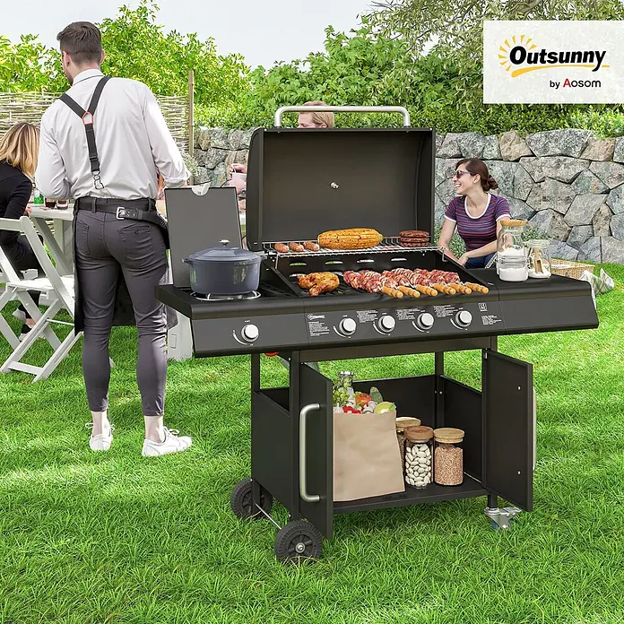 Outsunny Gasgrill - Anzahl Brenner: 4 Stk. - Schwarzer Gasgrill mit mehreren Brennern, Seitenablagen und unterer Ablage, der aktiv Speisen zubereitet.