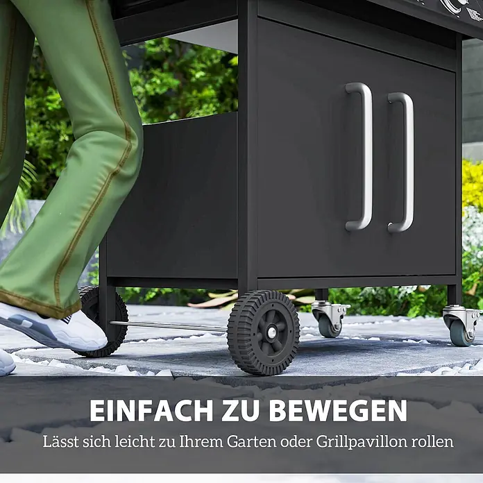 Outsunny Gasgrill - Anzahl Brenner: 4 Stk. - Ein dunkelgrauer Grillwagen mit großen Rädern und silbernen Griffen wird im Freien von einer Person in grünen Hosen bewegt.