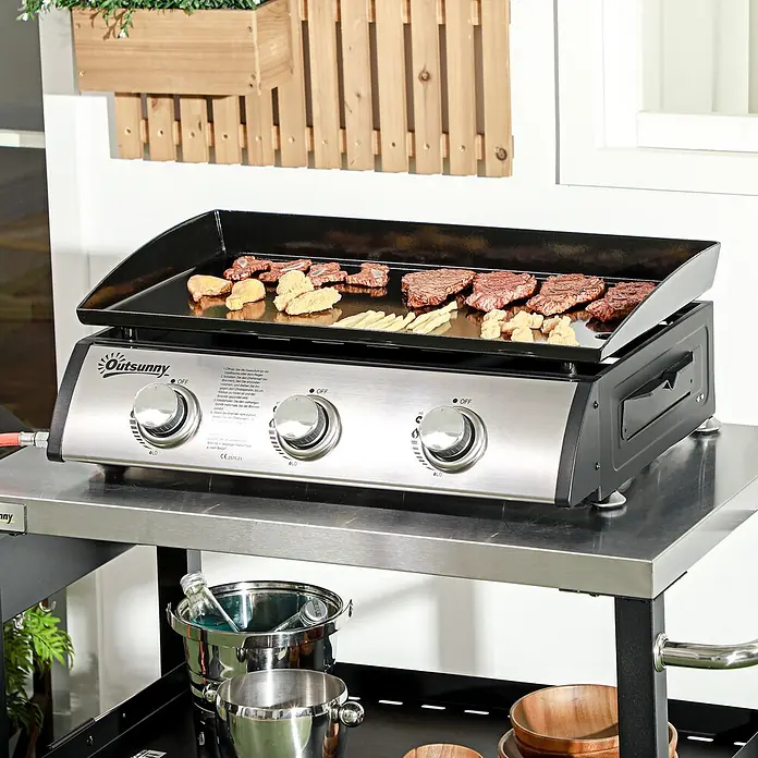 Outsunny Gasgrill - Anzahl Brenner: 3 Stk. - Outsunny 3-Flammen-Gasgrill aus Edelstahl und Schwarz, auf einem Metallwagen Steaks und andere Speisen zubereitend.