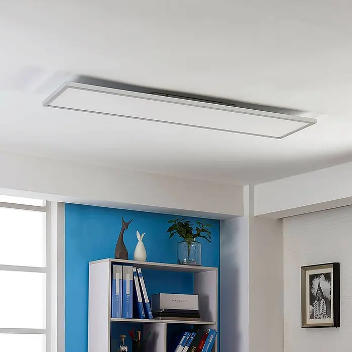 Arcchio LED-Panel Arthur - L x B x H: 119,5 x 29,5 x 4,5 cm, alu / grau / zink, weiß / opal, Neutralweiß - Eine lange rechteckige LED-Deckenleuchte mit weißem Paneel und grauem Rahmen in einem modernen Raum.