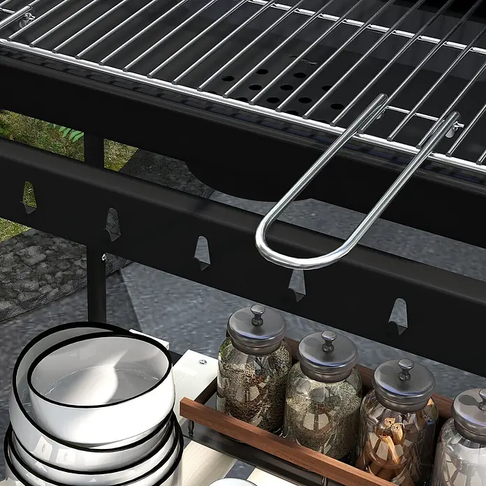 Outsunny Holzkohlegrill - Durchmesser Grillfläche: 58 cm, Schwarz - Schwarzer Grill mit silbernem Rost und Griff, dazu Beistellablage mit Gewürzgläsern und Schalen, draußen platziert.