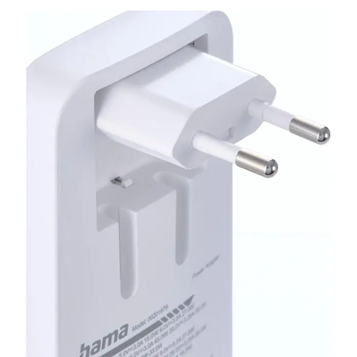 Hama Schnellladegerät 00201976 2x USB-C 1x USB-A flaches Mini PD 65 W WS - Weiß - Weißes Hama Netzteil mit europäischem Stecker, darunter ein britischer Stecker sichtbar.