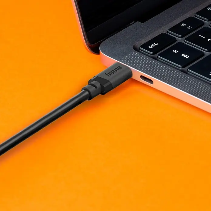 Hama USB-Kabel vergoldete Steckkontakte 00202005 - 75 cm, Schwarz - Schwarzes 'hama' USB-C-Kabel, in einen silbernen Laptop gesteckt.
