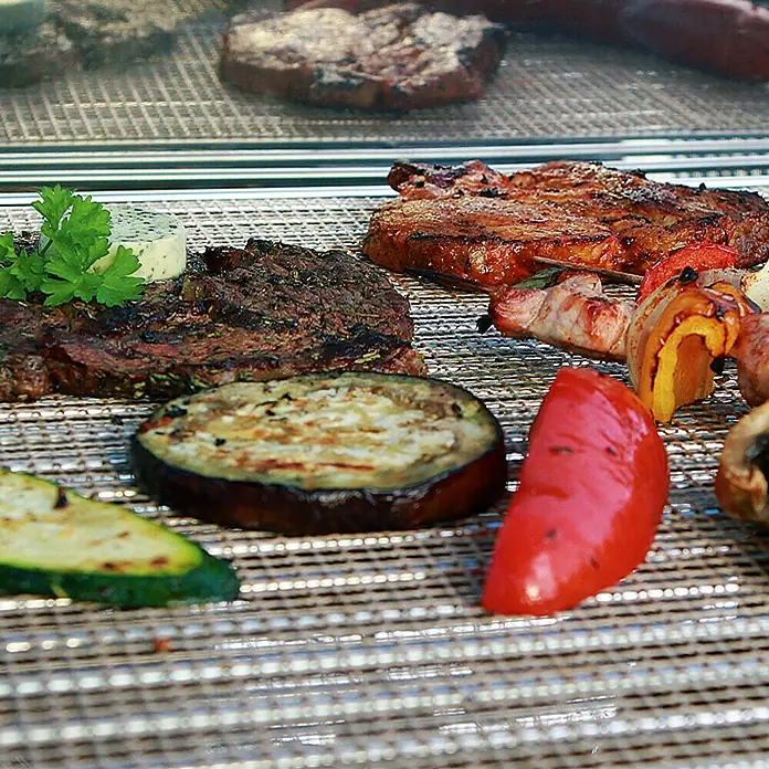 Kingstone Grillmatte - L x B: 42 x 36 cm, Sonstiges, Beschichtet - Gegrilltes Fleisch und Gemüse auf einem Rost, darunter saftige Steaks, Zucchini, Aubergine, Paprika und Pilze für ein köstliches Barbecue.