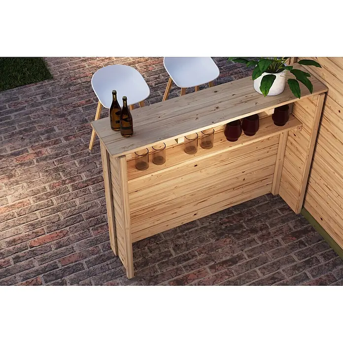 Karibu Gartenhaus Pluto 6 A - Außenmaß inkl. Dachüberstand (B x T): 595,5 x 292,4 cm, Holz, Naturbelassen/Grau - Hölzerne Outdoor-Bar mit Fächern für Flaschen und Gläser, gezeigt mit zwei weißen Stühlen auf Ziegelpflaster.