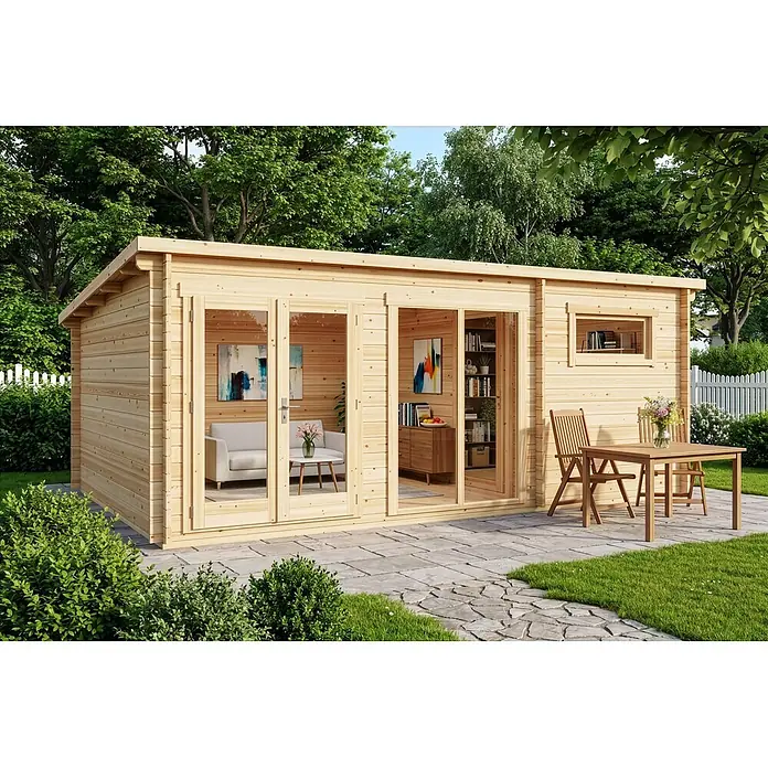 Alpholz Gartenhaus Atrium E - Außenmaß inkl. Dachüberstand (B x T): 598 x 420 cm, Holz, Naturbelassen - Gartenhaus aus hellem Holz mit Glastüren und Seitenfenster, auf einer gepflasterten Terrasse mit Gartenmöbeln und umgeben von Grün.