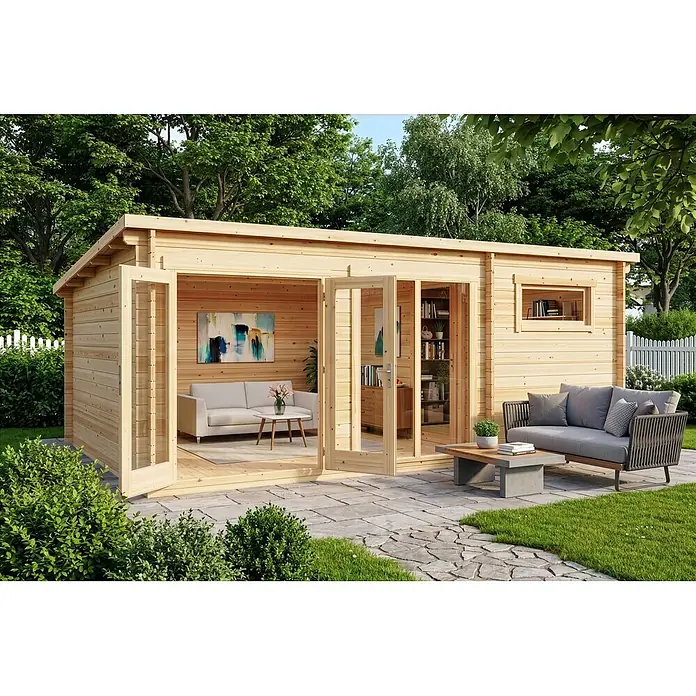 Alpholz Gartenhaus Atrium E - Außenmaß inkl. Dachüberstand (B x T): 598 x 420 cm, Holz, Naturbelassen - Geräumiges Gartenhaus aus hellem Holz mit offenen Glastüren, das einen Innenwohnbereich und eine Außenterrasse zeigt.