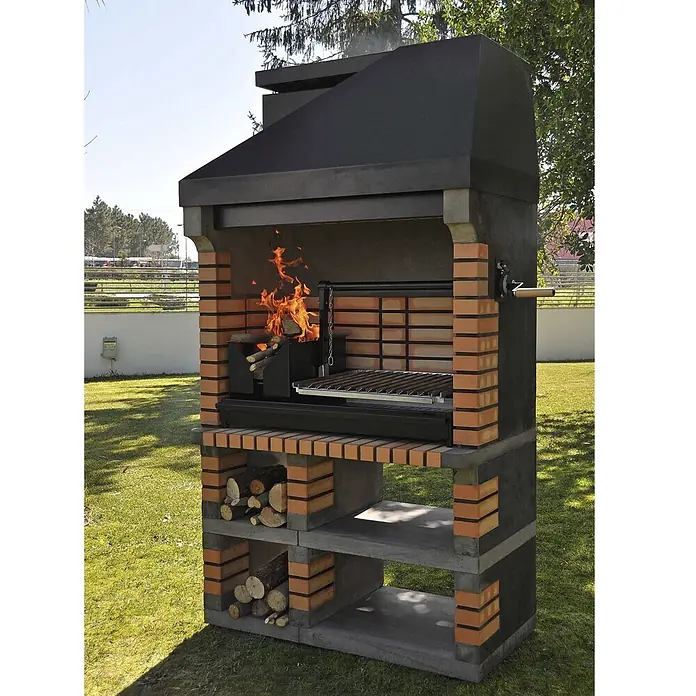 Movelar Pan American Holzkohlegrill - Schwarz/Orange - Outdoor-Grill aus Ziegel und Beton mit schwarzer Metallhaube, loderndem Feuer und Holzlager. Bereit zum Grillen.